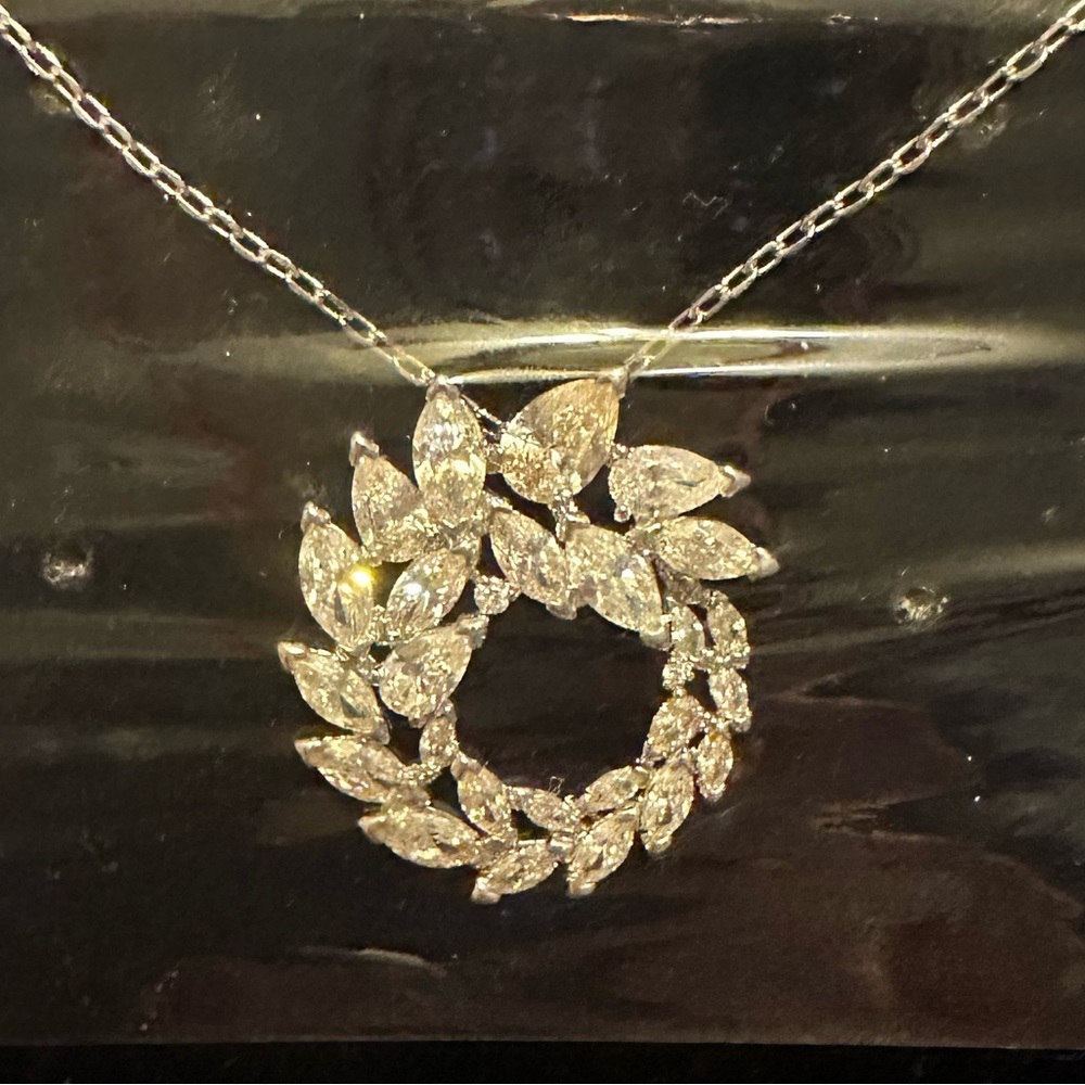 Swarovski crystal wreath necklace NWT